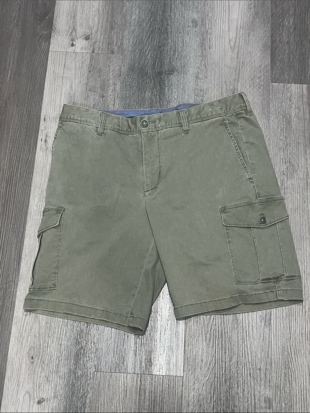 Tommy Bahama Olive Green Cargo Shorts, size 34 (9 inch inseam)